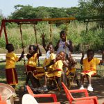 Die ersten Schulkinder in Kumasi, die auch am Tag verpflegt werden