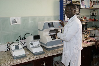Optiker-Werkstatt in der Augenklinik im St. Dominicus Hospital in Akwatia